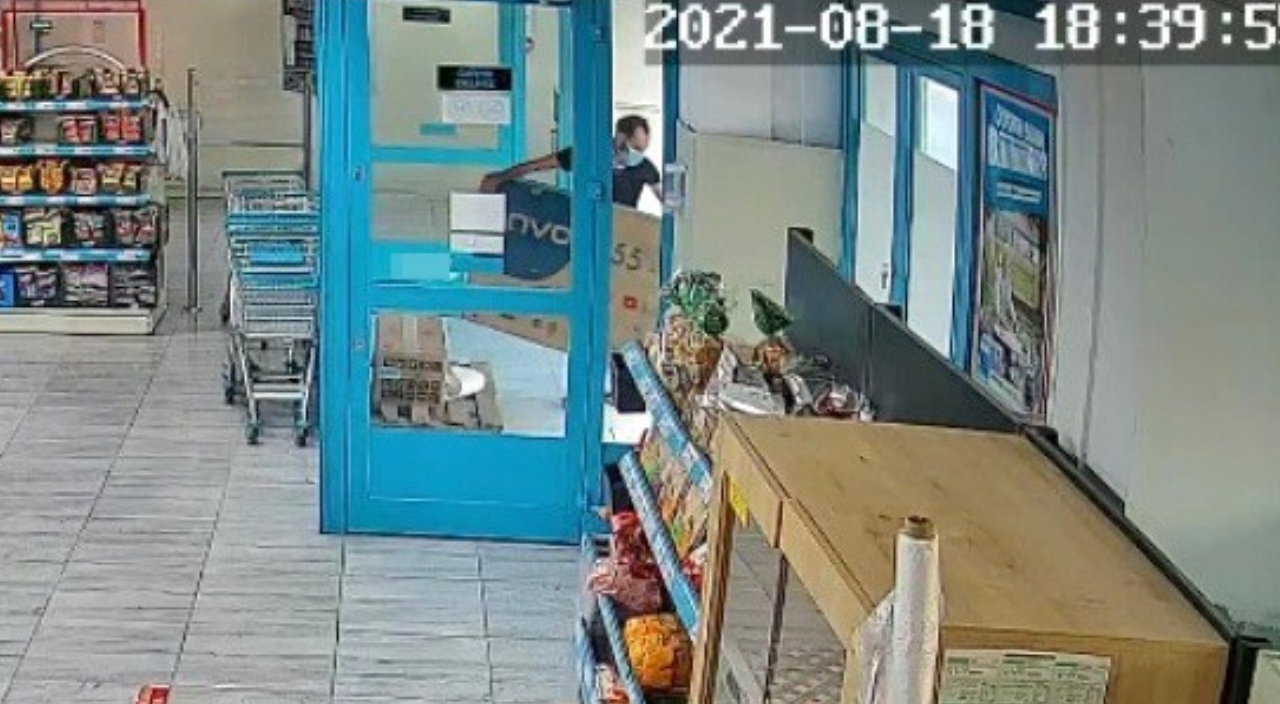 Marketten televizyon çaldı! Kısa sürede yakalandı